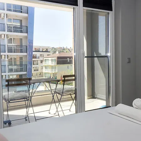 Sunny 1bd Flat In St Constantine & Helena Complex By Flat Mаnаger וארנה